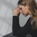 振られたつらい苦しみから立ち直るには助けが必要。失恋後にやるべき事&無理してはいけない事と悲しみを手放す方法