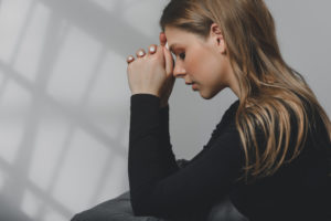 振られたつらい苦しみから立ち直るには助けが必要。失恋後にやるべき事&無理してはいけない事と悲しみを手放す方法